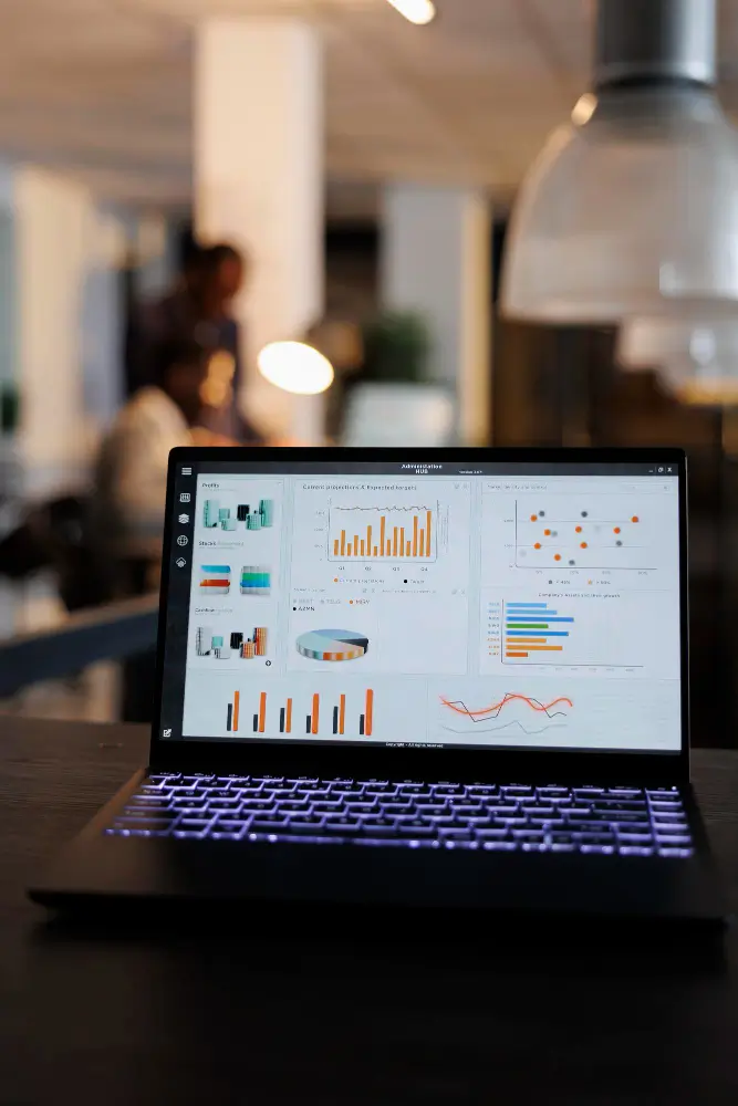 Notebook exibindo dashboards e gráficos em ambiente corporativo